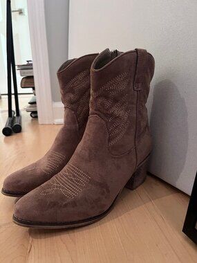 Short Brown Suede Cowgirl Heeled Booties size 7.5